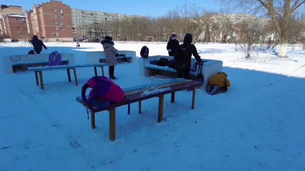 러시아 모스크바 01 . 15 . 2021 명의 학생들이 학교 수업 사이에 쉬는 시간에 겨울에 눈덩이를 치고 있다. — 비디오
