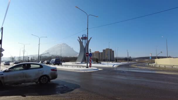 Mineralnye Vody, Stavropol Terület, Oroszország 01.15.2021 Egy sztélét jelképével a síkok áll a bejáratnál a város közelében, az autópálya a háttérben egy hegy a hóban látható. — Stock videók