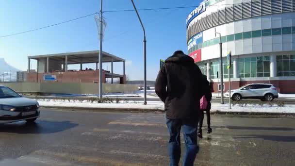 Mineralnye Vody, Território de Stavropol, Rússia 01.10.2021 um grupo de pessoas com pressa cruza a estrada ao longo de um padrão de zebra pintado no asfalto — Vídeo de Stock