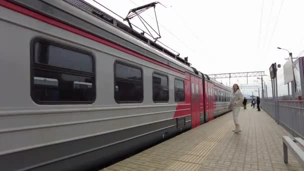 Mineralnye Vody, Rusia. 06.02.2021. La chica se sube al tren que ha llegado a la parada del ferrocarril — Vídeos de Stock