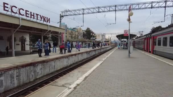 Essentuki, Russland. 13.02.2021. Bahnhof einer kleinen Ferienstadt, wo Passagiere auf dem Bahnsteig auf den Zug warten — Stockvideo