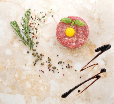 Biftek Tartar. Bir otlar ve baharatlar ile Kıyma ve çiğ yumurta