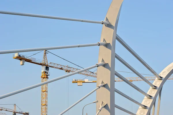 Baukräne und Brücke — Stockfoto