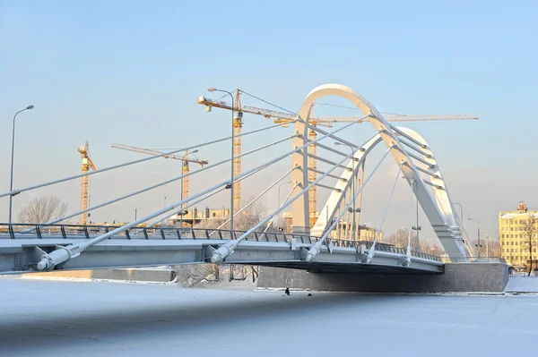 Guindastes de construção e ponte — Fotografia de Stock