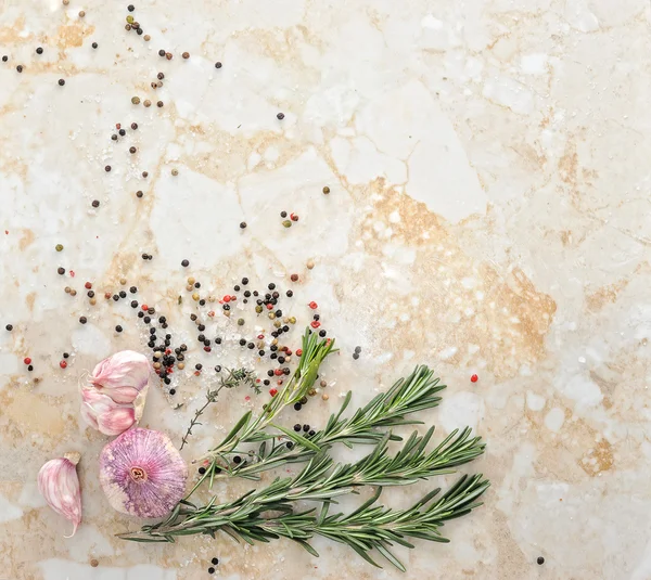 Sfondo in marmo con spezie, sale, aglio, rosmarino. . — Foto Stock