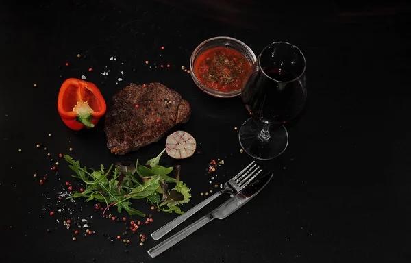 Kokt kjøttbiff på tallerkenen – stockfoto