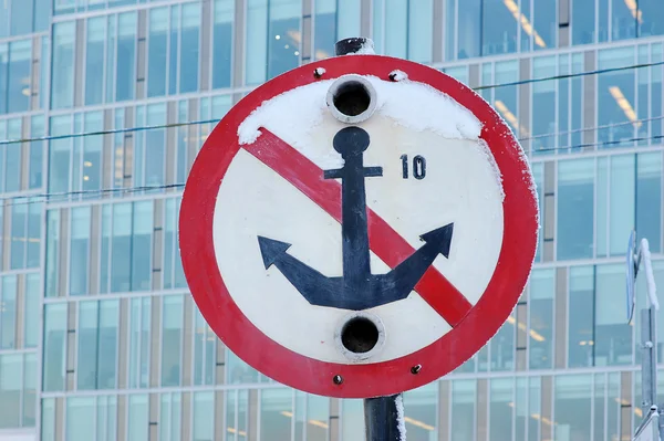 Знак для судов - швартовка запрещена не бросать якорь — стоковое фото