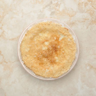 mermer bir arka plan üzerinde bir tabak üzerinde gözleme. üst görünüm