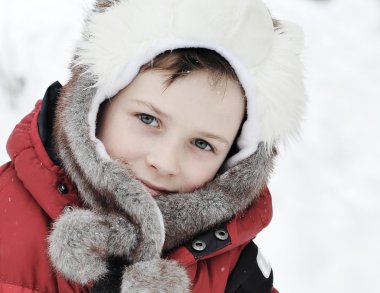 küçük bir çocuk 8 yaşında portresi. Kış clo çocuk fotoğraf