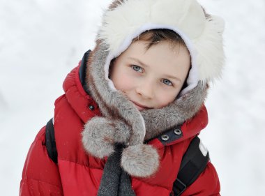küçük bir çocuk 8 yaşında portresi. Kış clo çocuk fotoğraf