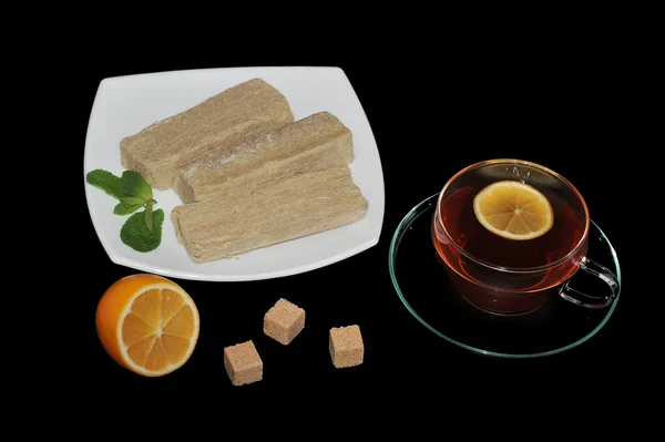 Χαλβά σε λευκή πλάκα-ανατολίτικα γλυκά. τσάι σε ένα διαφανές m — Φωτογραφία Αρχείου