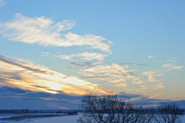 Coucher de soleil d'hiver. vue sur la rivière enneigée — Photo