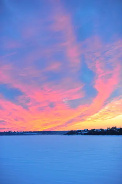 Vinter solnedgång. snöig floden — Stockfoto