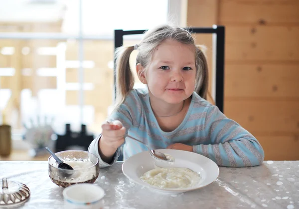 Linda chica comer crema de trigo — Foto de Stock