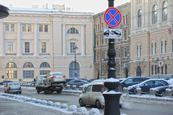 Saint-petersburg, russland - 23. januar 2016: ein abschleppwagen nimmt aw — Stockfoto