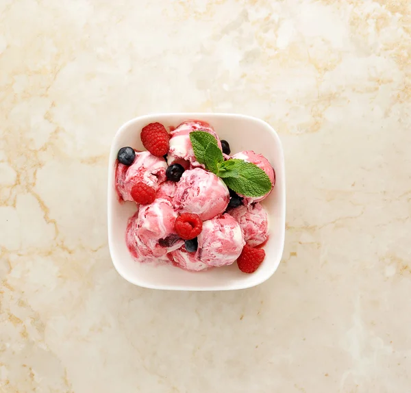 Десертная тарелка - шарики мороженого с малиной, черникой — стоковое фото