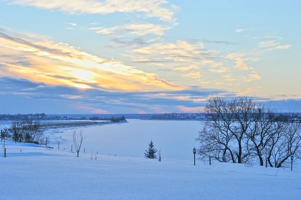 Paysage hivernal. vue sur la rivière et la forêt sans leav — Photo