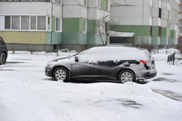Sneeuw bedekte auto. sneeuw heeft het overladen van de sneeuw machine — Stockfoto