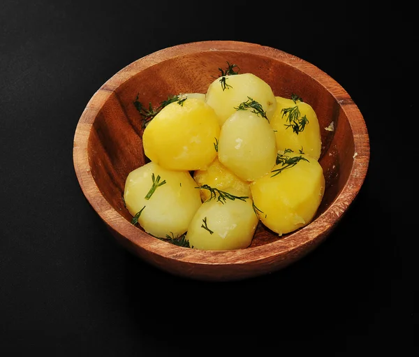 Batata fervida em tigela de madeira com endro e manteiga . — Fotografia de Stock