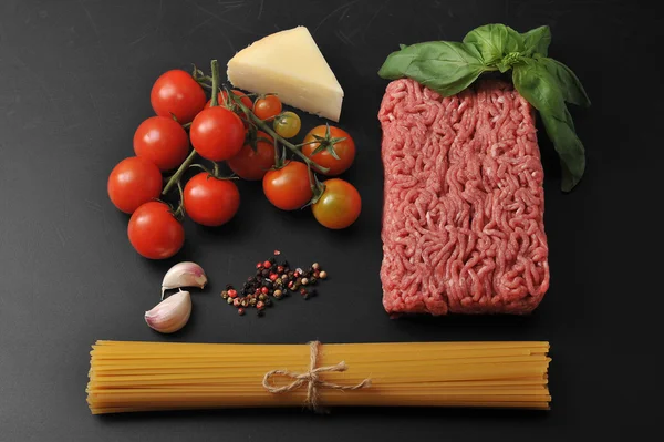 Juego de productos para cocinar platos italianos - espaguetis boloñeses — Foto de Stock