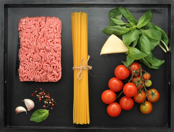 Juego de productos para cocinar platos italianos - espaguetis boloñeses — Foto de Stock