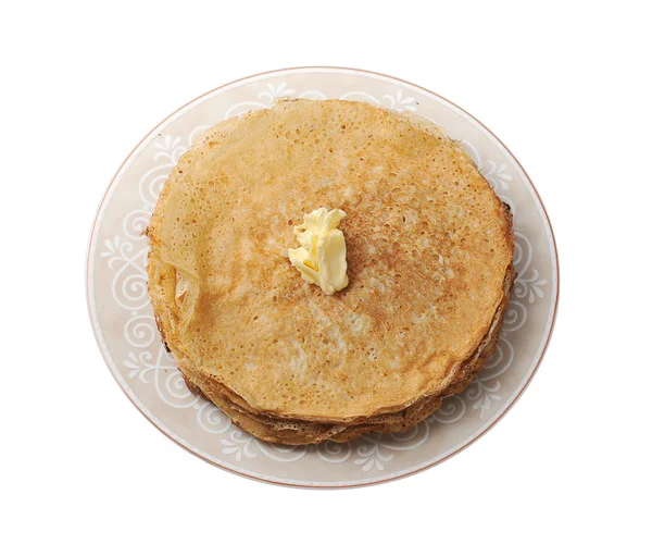 Pfannkuchen auf einem Teller mit Butter auf weißem Hintergrund. Ansicht von oben — Stockfoto