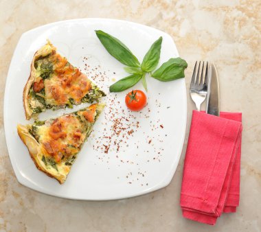 çanak quiche önce. pastırma, ıspanak, ince kabuk. üst görünüm