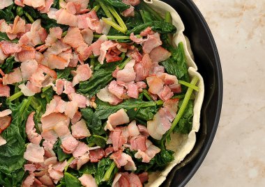 fırında pişirmeden önce çanak quiche. pastırma, ıspanak, ince kabuk