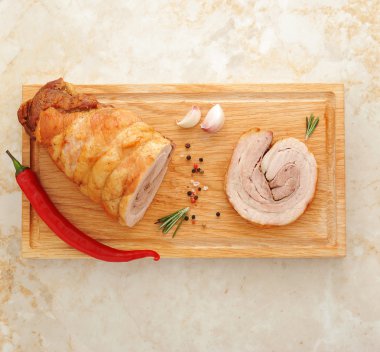 bir ahşap tahta üzerinde rulo köfte