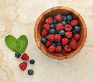 Ahududu ve böğürtlen ahşap kase