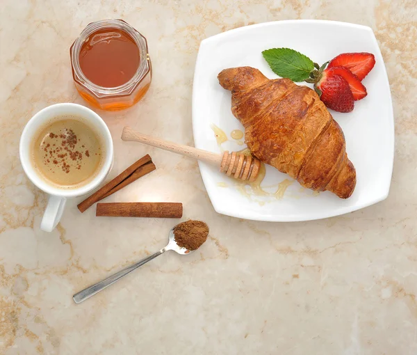 Croissant petit déjeuner - croissant à la fraise — Photo