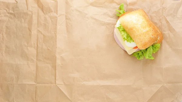 チーズ、卵、ハムのサンドイッチ — ストック写真