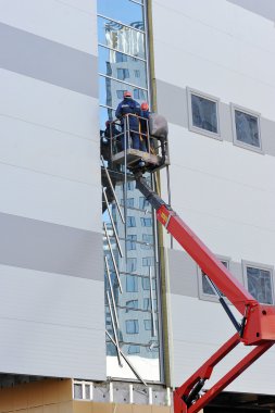 Asansör platformda iki işçi