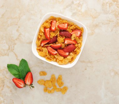 çilek ile müsli parçalar halinde kesilmiş