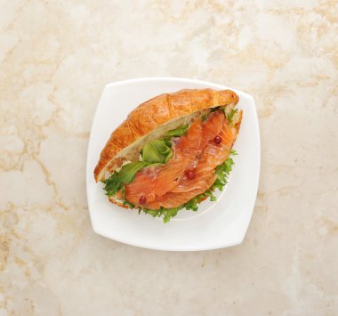 kruvasan ile Somon fileto