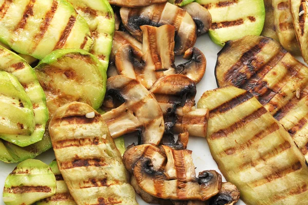 Fundo vegetal de abobrinha fatiada e cogumelos fatiados — Fotografia de Stock