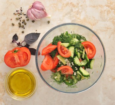 taze sarımsak, dereotu, salatalık ve domates salatası