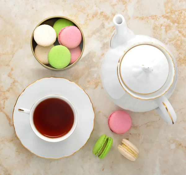 Chá da manhã caneca de chá com chá e macarons — Fotografia de Stock