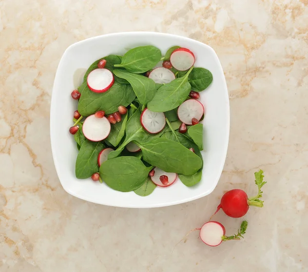 Вегетарианский салат из шпината, редиса и граната — стоковое фото
