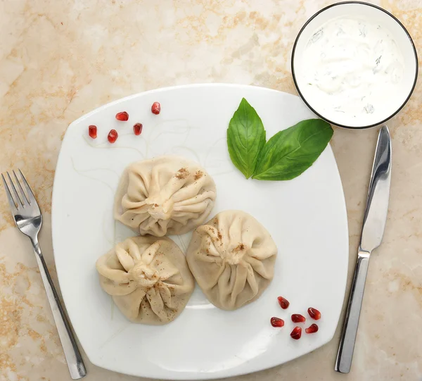 Manti dumplings van deeg met vlees — Stockfoto