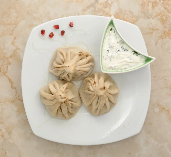 Manti dumplings van deeg met vlees — Stockfoto