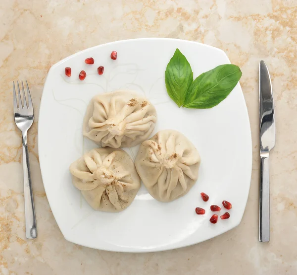 Manti dumplings van deeg met vlees — Stockfoto