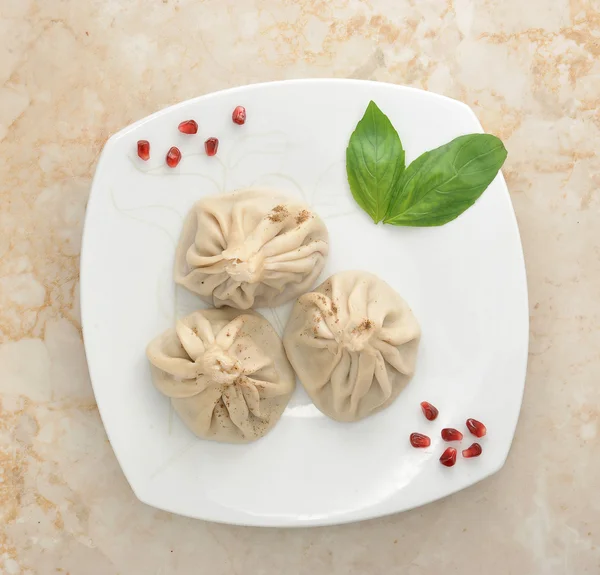 Manti dumplings van deeg met vlees — Stockfoto