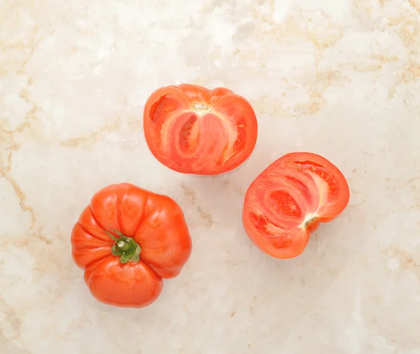 Czerwone pomidory na tle — Zdjęcie stockowe
