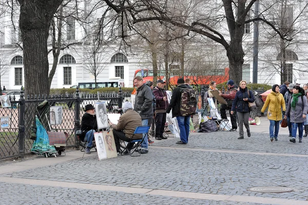 Straßenkünstler zeichnen Porträts von Menschen — Stockfoto