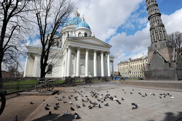 Kilátás nyílik a Szentháromság-székesegyházra St. Petersburg, Oroszország — Stock Fotó