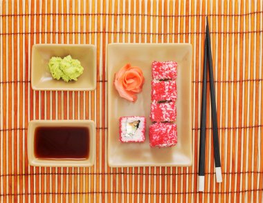 suşi, wasabi, soya sosu ve chopsticks suşi için