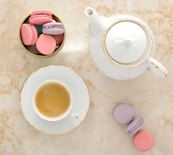 Macaroons em fundo de mármore e café — Fotografia de Stock