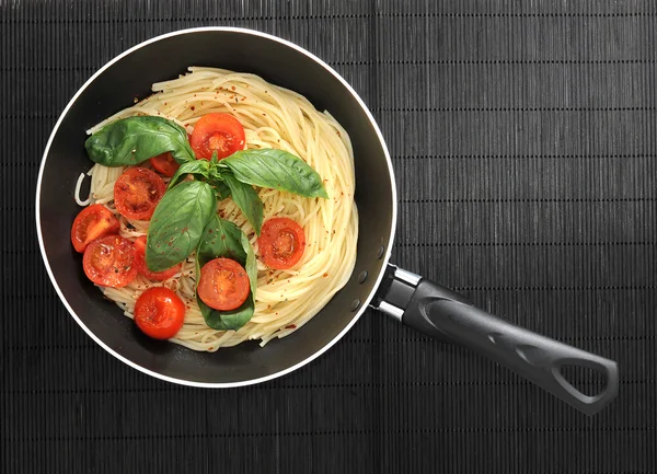 Espaguetis de pasta con tomates cherry y basilikum en la sartén — Foto de Stock