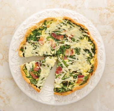 Yumurta, peynir ve ıspanak ile Fransız kiş pasta